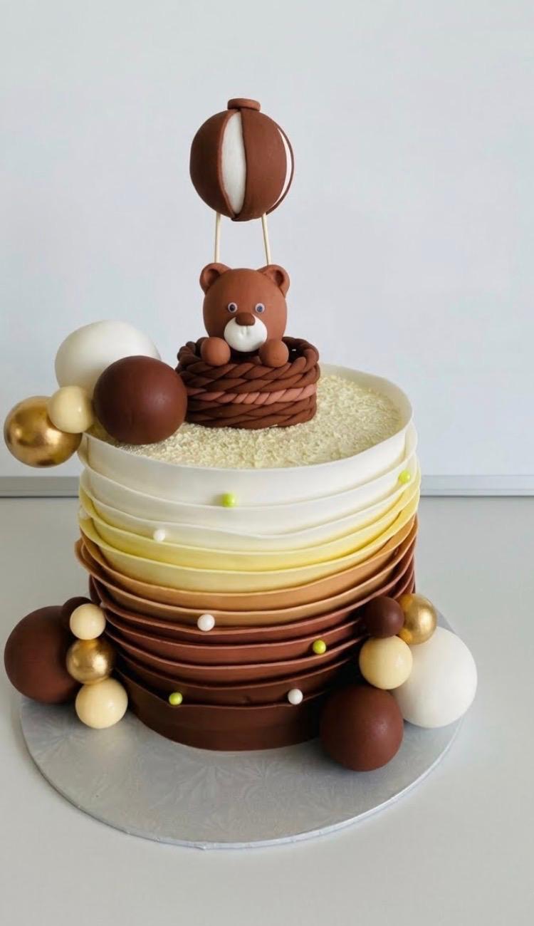 Baby shower cake with a teddy bear in a hot-air balloon